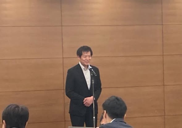 スタンドマイクの前で挨拶されている市長の写真