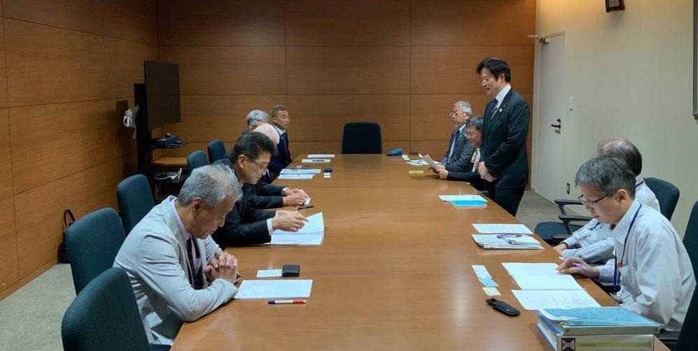 会議室にて意見交換しているようすの写真