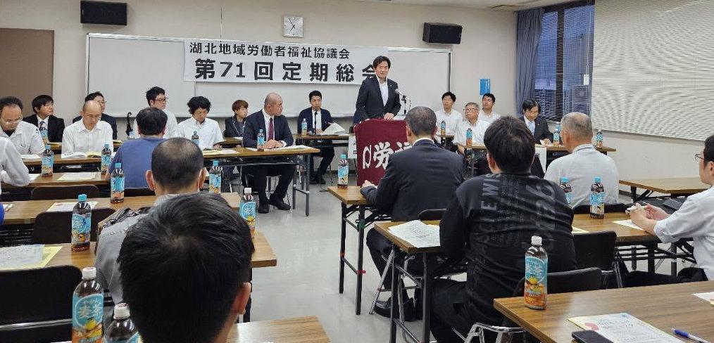 会議室にて立ってお話されている市長の写真