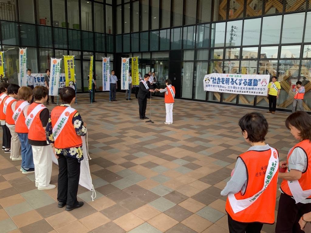 市役所本庁舎正面入り口前横で、市職員に囲まれながらメッセージを受け取っているようす