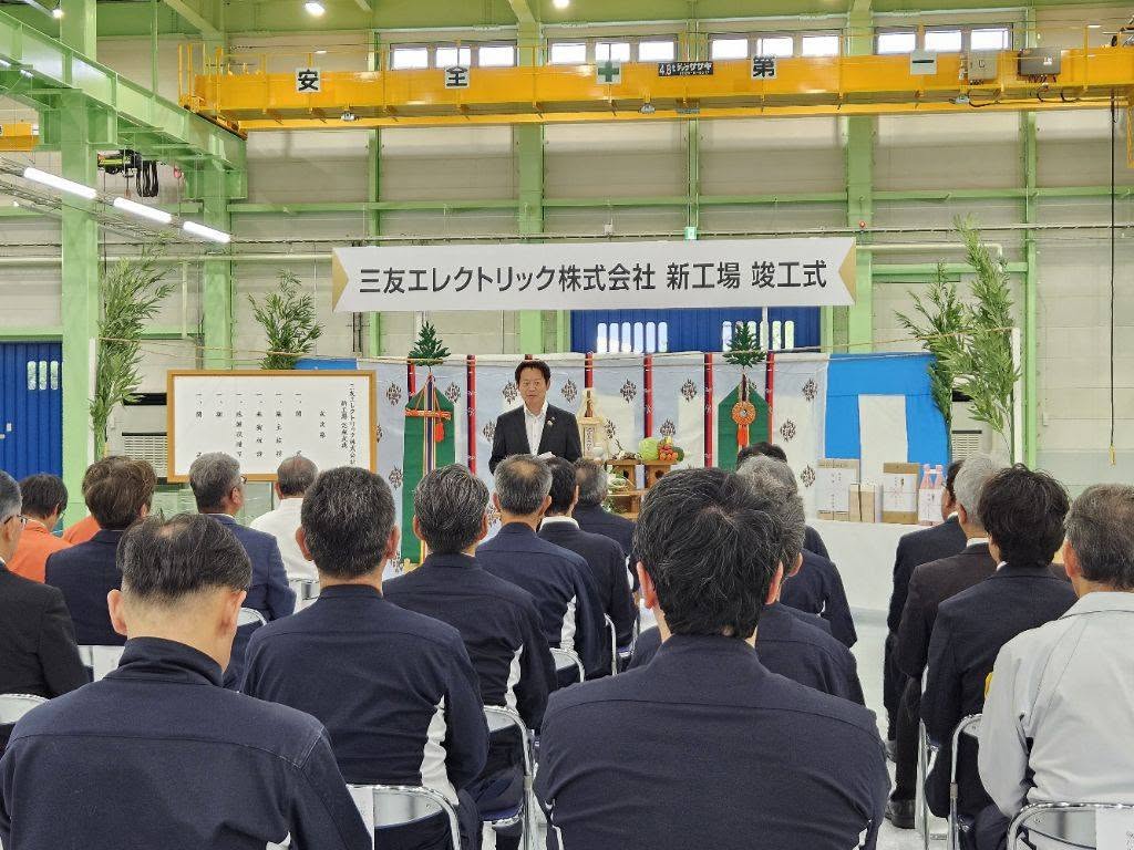 社員の前で挨拶をされている市長の写真