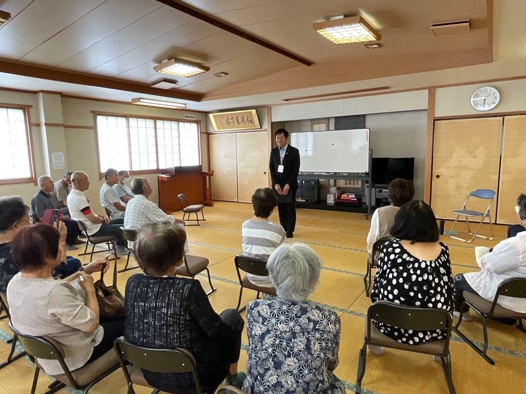 和室にて、市民の皆さんと意見交換しているようすの写真