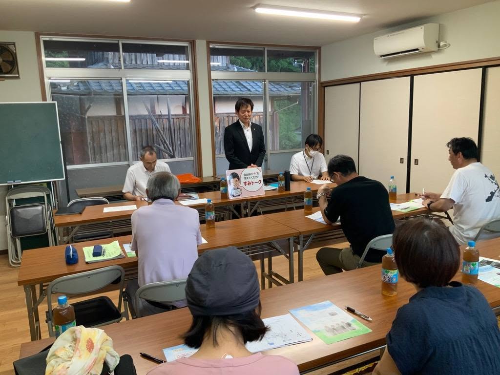 和室にて、役員の方と意見交換をしているようす