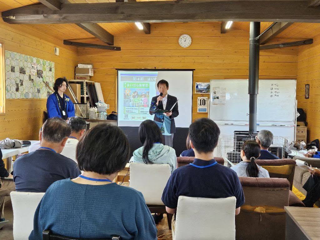 マイクを手に持ってお話されてる市長の写真