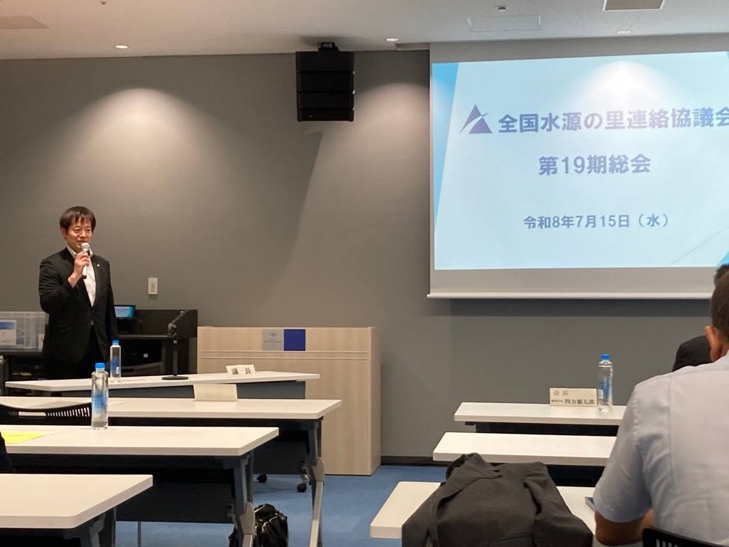 マイクを手に持ってお話されてる市長の写真。後ろにはプロジェクタースクリーンがかかっている。
