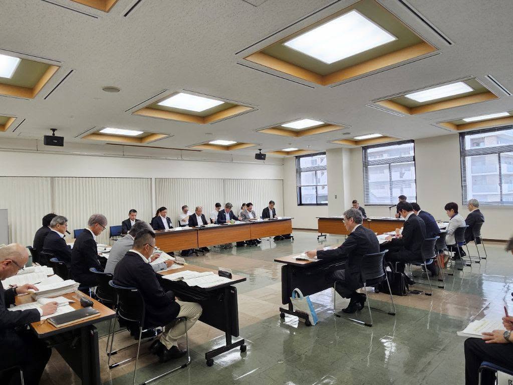 会議室にて、長机で囲んで会議しているようす
