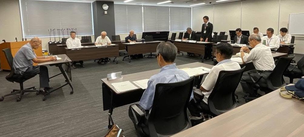 会議室にて、長机で囲み会議しているようすの写真