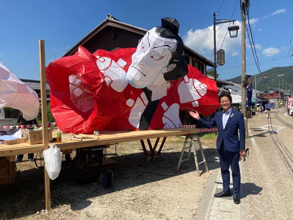 やいと祭りのねぶたに手のひらで指している市長の写真