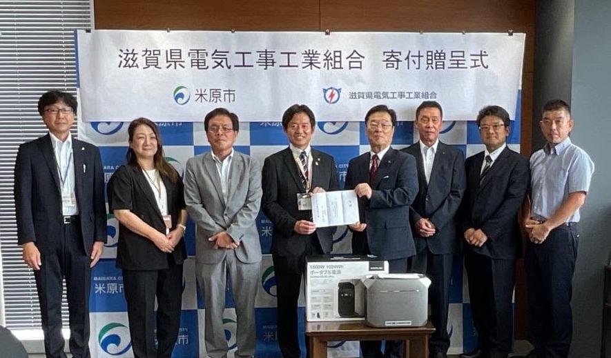 市長含め男女の市職員と組合の方が集合写真撮影しているようす
