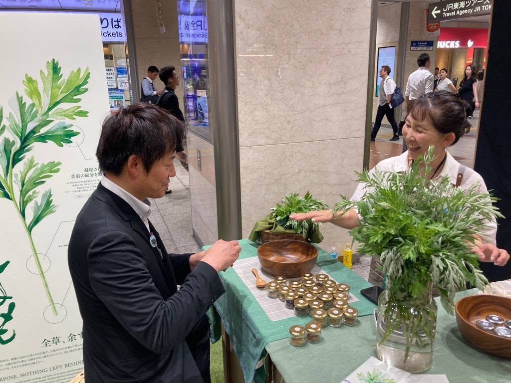 出展者の方とお話を交わしているようす