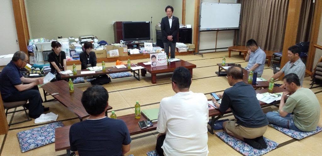 和室にて、役員の皆さまと意見交換しているようす