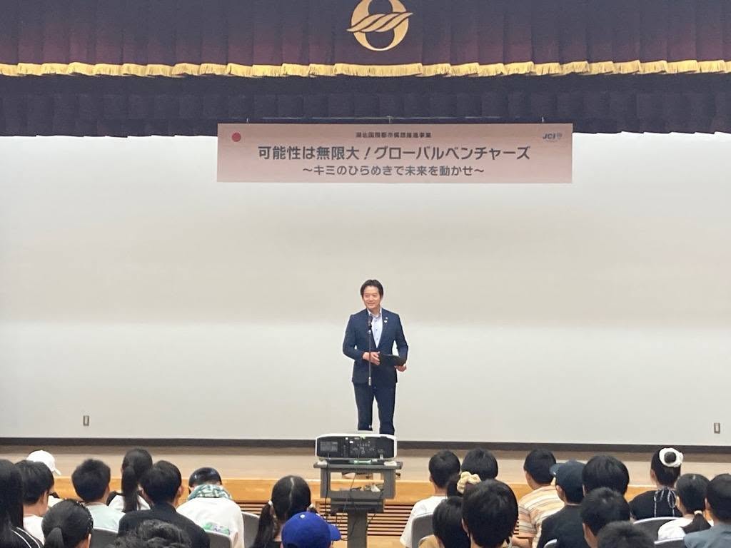 ステージ上にて挨拶をされている市長の写真