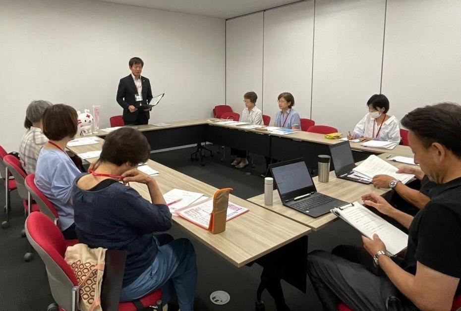 会議室にて、長机で囲んで、その奥あたりに立ってお話されてる市長の写真
