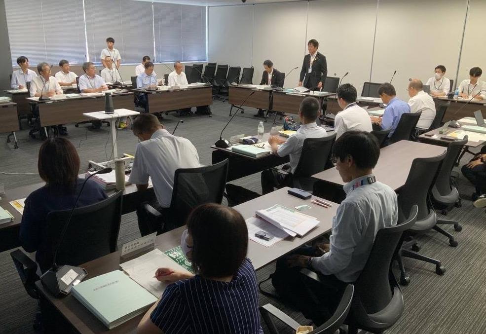会議室にて、会議をおこなっているようす