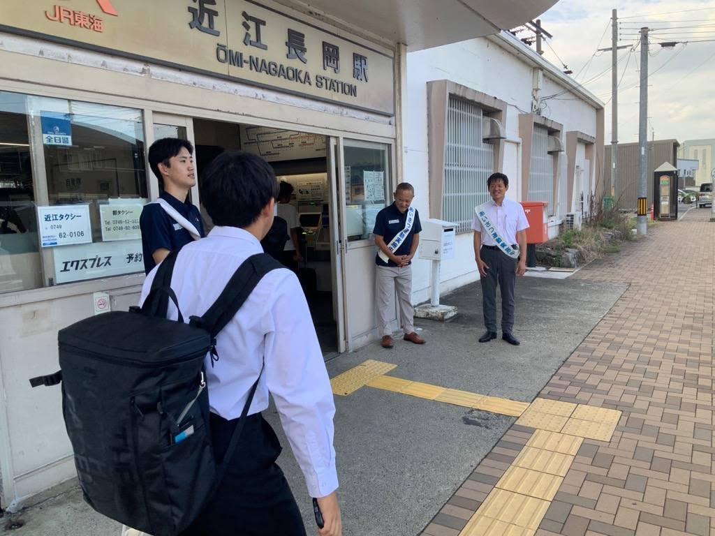 近江長岡駅前で市民に挨拶する市長の写真