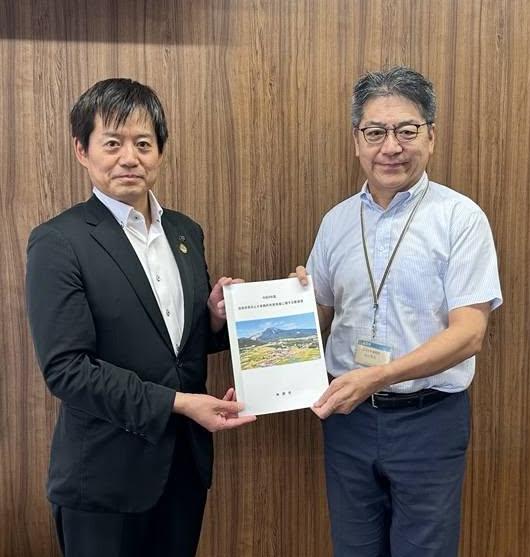 長浜土木所長と要望書を手に持っている写真。