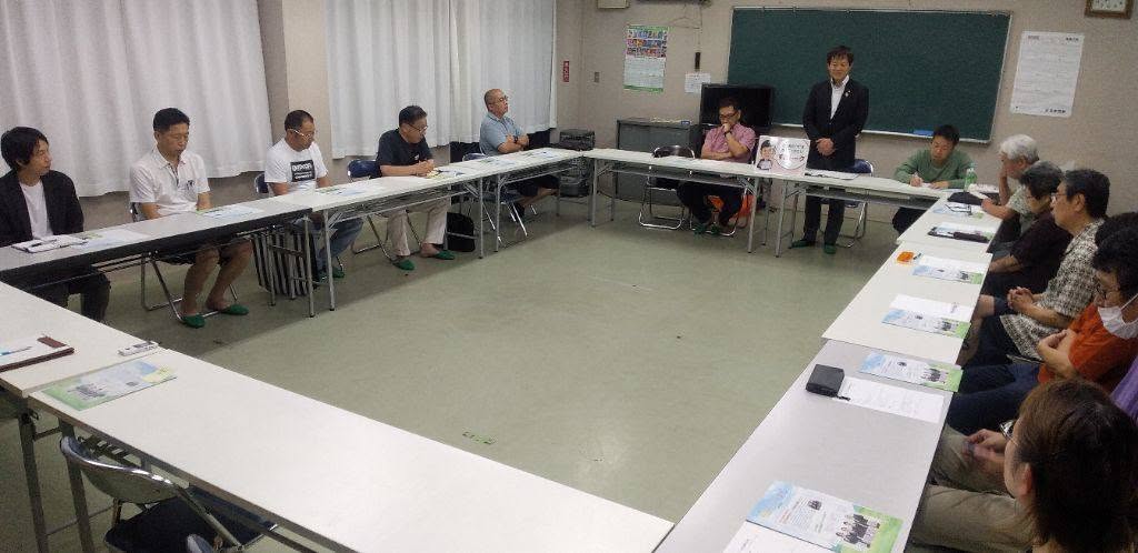 会議室で醒井自治会役員のみなさんと意見交換しているようす。