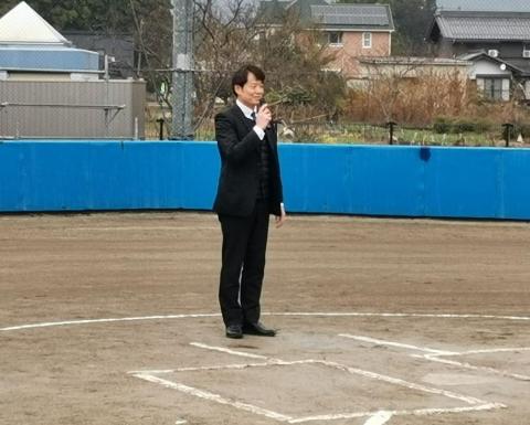 グラウンドで市長が挨拶している写真