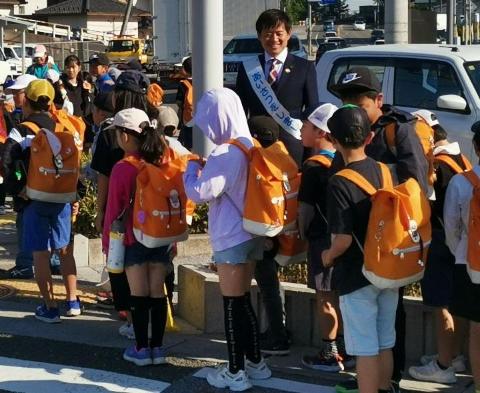 5月のあいさつ運動に参加しました。子どもたちの元気な声が響き渡っていました。