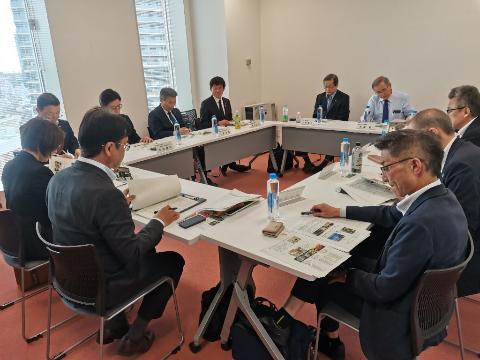 出席者の皆さんが囲んだ長机で会議を行っているようす
