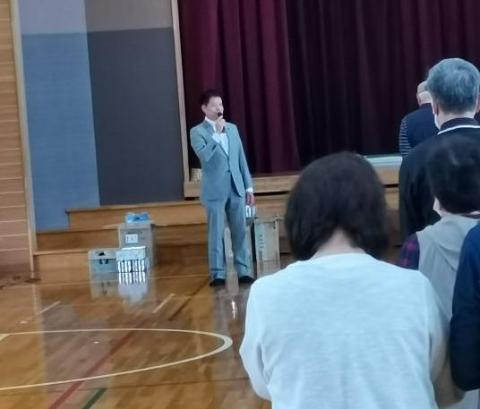 体育館にて挨拶をされている市長の写真