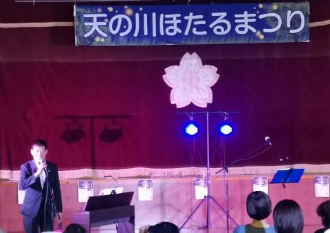 マイクを手に持ち挨拶されている市長の写真