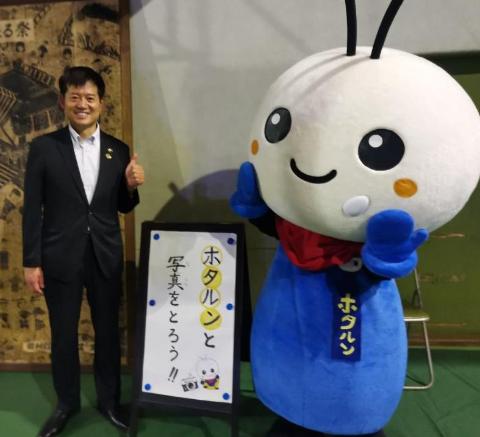 ホタルンと笑顔で撮影されている市長の写真