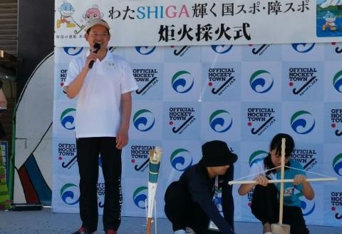 やいとキッズが火を起こしている横で、マイクでお話されている市長の写真