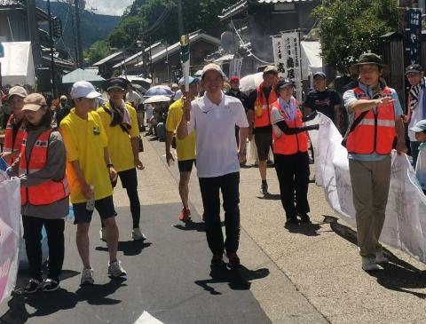 市長が第1走者としてコースを走っている写真