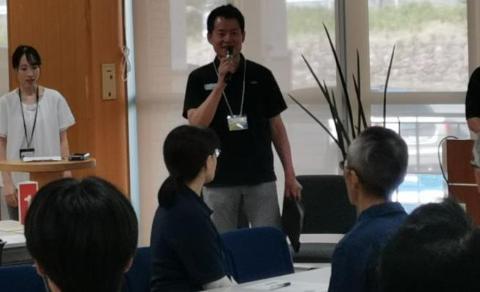 マイクを手に持ちお話されている市長の写真