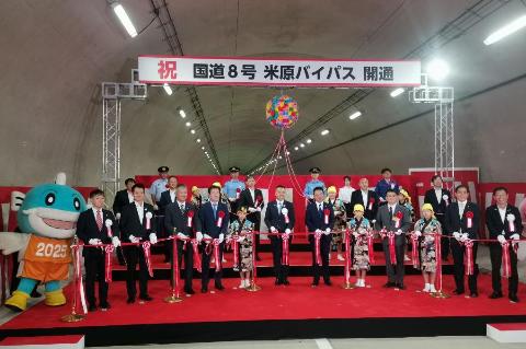 テープカットを行っているようす