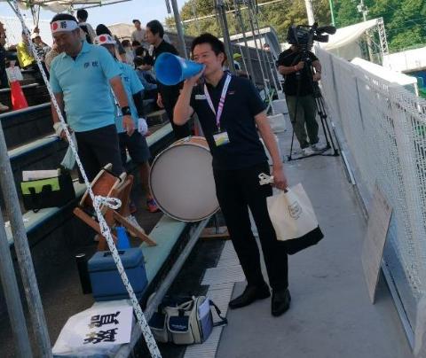 観戦席でメガホンで声を出しながら応援している市長の写真