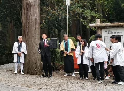 マイクを手に持ち挨拶をされている市長の写真