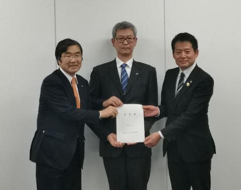 要望書の手交式で左側が長浜市浅見市長、中央がJR西日本、右側が角田市長で要望書を持つ写真