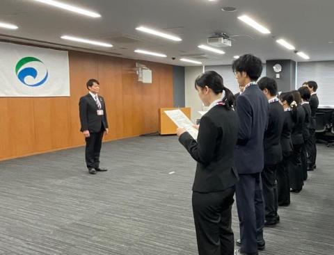 市長の前に新規採用職員の皆さんが宣誓をしているようす