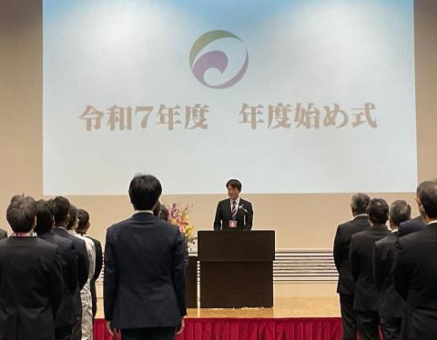 多くの職員が集まっているなか、壇上で市長訓示をおこなっている市長の写真