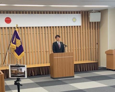 市長が挨拶しているようす
