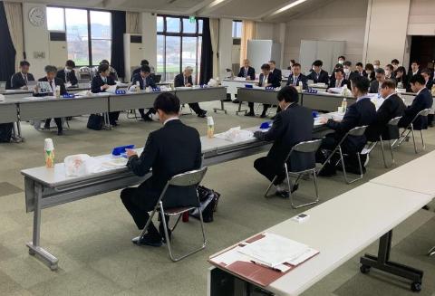 滋賀県首長会議の様子。会議室で多くの人たちが出席している写真