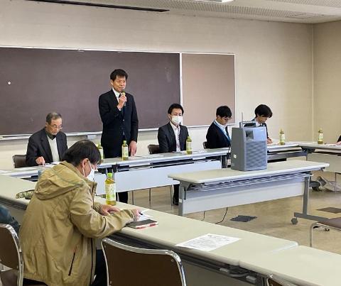 市長がマイクで挨拶をされている写真