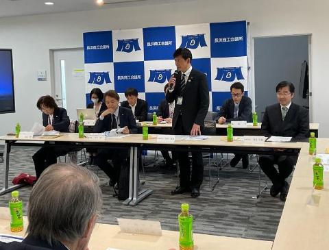 マイクを持って市長が立って挨拶している写真