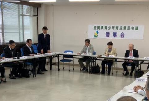長机の前に立つ市長が挨拶している写真