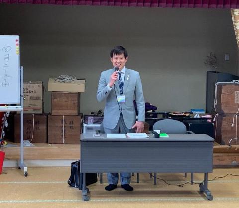 マイクを手に持ち挨拶されている市長の写真