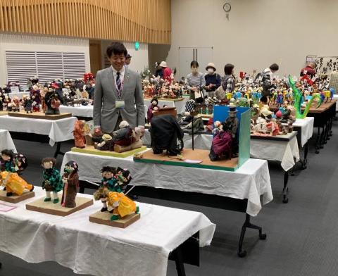 市長が人形展を視察している写真