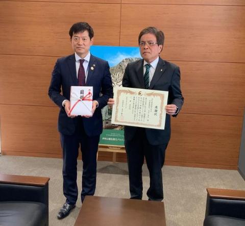 左から、市長は寄付物を手に持ち、横の伊吹電業の方は感謝状を手に持ち、記念撮影をされている写真