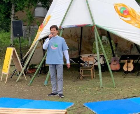 I am earth(伊吹山植生復元プロジェクトイベント)に出席いたしました。マイクを手に持ち挨拶されている市長の写真