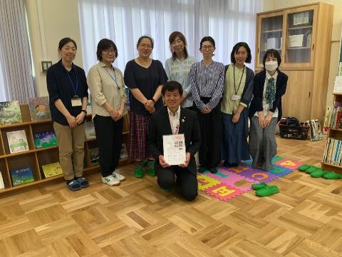米原市学校司書の方々と意見交換をさせていただきました。司書の方々との集合写真
