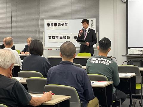 米原市青少年育成市民会議総会に出席いたしました。マイクを手に持ち挨拶をしている市長の写真
