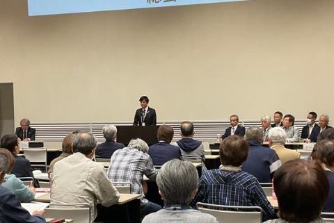 壇上にて挨拶されている市長の写真