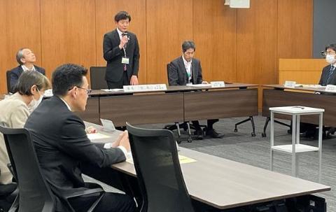 長机で囲んで、マイクを手に持ちお話をされている市長の写真