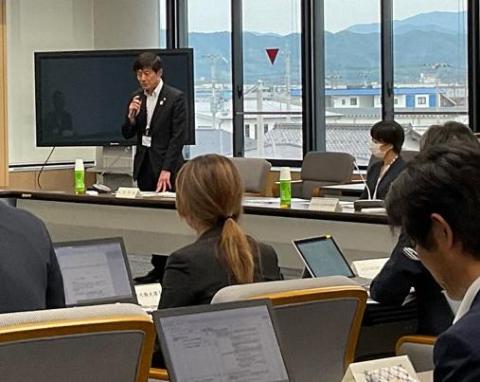 長机で囲んで、マイクを手に持ちお話をされている市長の写真